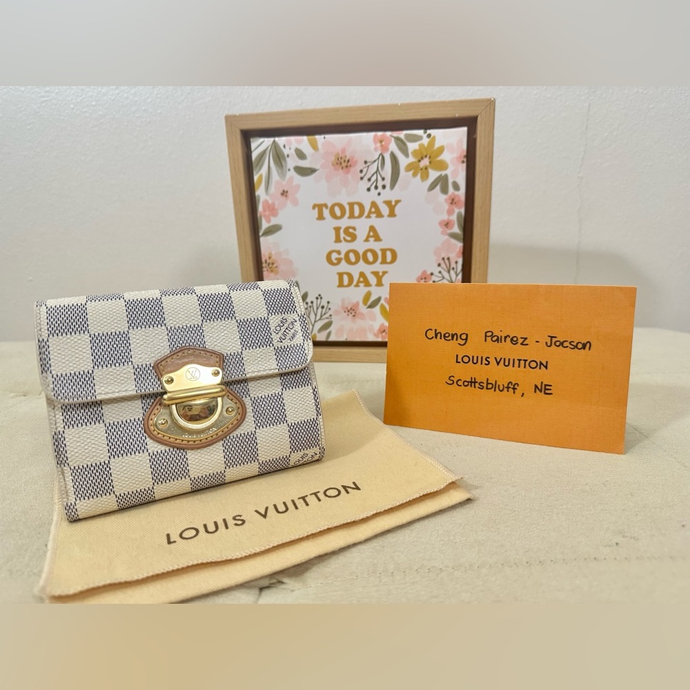 Azur Medium Wallet lots of compartment (Louis Vuittion wallet)